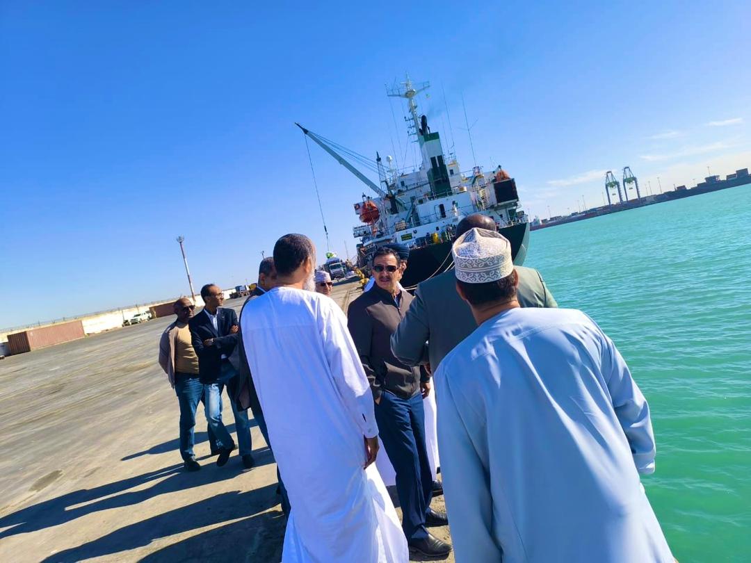 Le Port Autonome de Nouakchott – Port de l’Amitié a accueilli aujourd’hui une délégation du Sultanat d’Oman, accompagnée par le Directeur général de la Société Mauritanienne des Produits Animaux (الموريتانية للمنتجات الحيوانية).  Reçue par une équipe de direction et de cadres du Port, la délégation a effectué une visite des installations portuaires et pris connaissance des procédures d’exportation, de chargement et des services logistiques. Les responsables du Port ont répondu aux différentes questions soul
