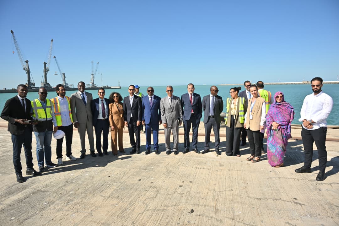 Le Directeur général du Port Autonome de Nouakchott, M. Lemrabott Ould Benahi, a accueilli ce lundi matin 02 février 2026 une délégation de la Commission économique pour l’Afrique des Nations Unies, conduite par M. Claver Gatete, Secrétaire général adjoint des Nations Unies et Secrétaire exécutif de la Commission, accompagnée de l’Ambassadeur de Mauritanie auprès de la République fédérale démocratique d’Éthiopie, M. El Houssein Ould Ennaji. Cette visite s’inscrit dans le cadre d’une mission visant à prendre